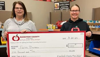 Kandiyohi County Farm Bureau Gives Back to Local Food Shelf
