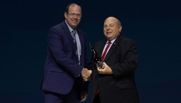 President Dan Glessing and AFBF President Zippy Duvall with award